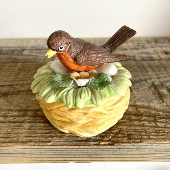 Robin on nest ceramic trinket box - Picture 2 of 7